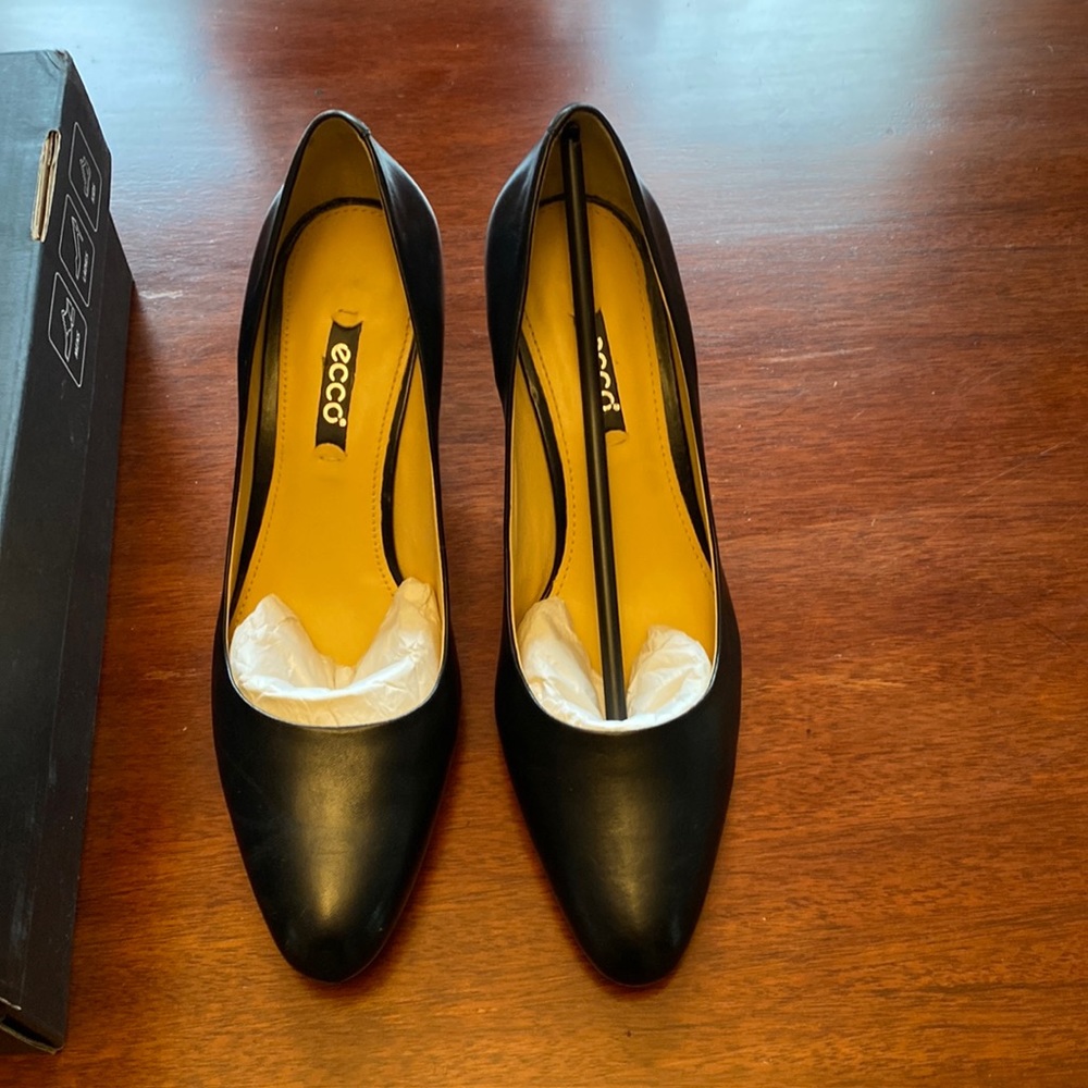 Black Ecco pumps. Size 39.